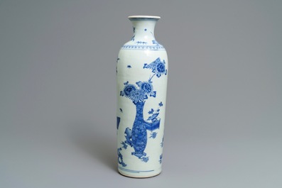 Un grand vase de forme rouleau en porcelaine de Chine bleu et blanc &agrave; d&eacute;cor de vases fleuris, &eacute;poque Transition