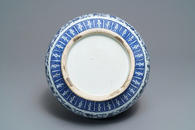 Een Chinese blauwwitte flesvormige vaas met pioenslingers, Qianlong