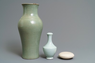 Deux vases en porcelaine de Chine monochrome et une bo&icirc;te en blanc de Chine de Dehua, 18/19&egrave;me