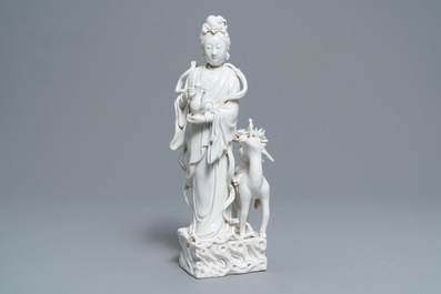 Un groupe en porcelaine blanc de Chine de Dehua figurant Magu avec un cerf, marque en creux, 18/19&egrave;me