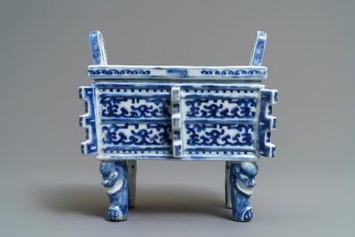 A Chinese blue and white 'ding' incense burner, 18/19th C.