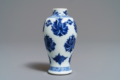 Une paire de vases miniatures en porcelaine de Chine bleu et blanc, marques pseudo-Delft, Kangxi