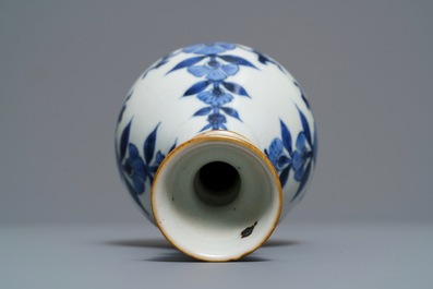 A Chinese blue and white floral huqqa base, Kangxi