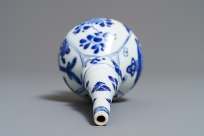 Un aspersoir en porcelaine de Chine bleu et blanc pour le march&eacute; islamique, Kangxi