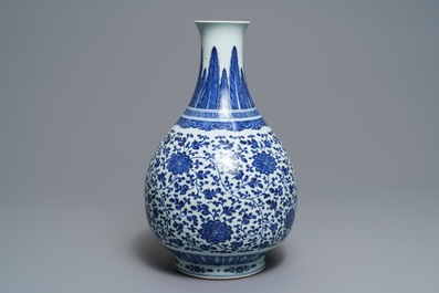 Un vase de forme bouteille en porcelaine de Chine bleu et blanc &agrave; d&eacute;cor floral, Qianlong