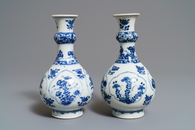 Une paire de vases de forme bouteille en porcelaine de Chine bleu et blanc, Kangxi