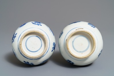 Une paire de vases de forme bouteille en porcelaine de Chine bleu et blanc, Kangxi