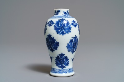 Une paire de vases miniatures en porcelaine de Chine bleu et blanc, marques pseudo-Delft, Kangxi