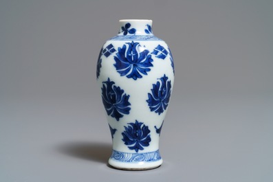 Une paire de vases miniatures en porcelaine de Chine bleu et blanc, marques pseudo-Delft, Kangxi