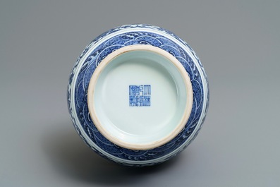 Un vase en porcelaine de Chine bleu et blanc &agrave; d&eacute;cor de rinceaux floraux, marque de Qianlong, 19/20&egrave;me