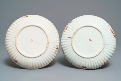 Une paire de plats godronn&eacute;s en fa&iuml;ence de Delft dor&eacute; de style Imari &agrave; d&eacute;cor de chinoiserie, 18&egrave;me