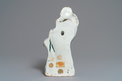 Un vase &agrave; suspendre en forme de carpe en porcelaine Arita de Japon, Edo, 18&egrave;me