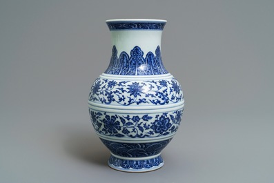 Un vase en porcelaine de Chine bleu et blanc &agrave; d&eacute;cor de rinceaux floraux, marque de Qianlong, 19/20&egrave;me