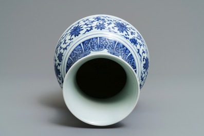 Un vase en porcelaine de Chine bleu et blanc &agrave; d&eacute;cor de rinceaux floraux, marque de Qianlong, 19/20&egrave;me