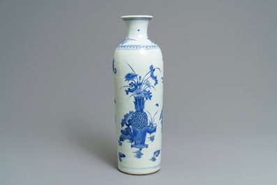 Een grote Chinese blauwwitte rouleau vaas met decors van bloemvazen, Transitie periode