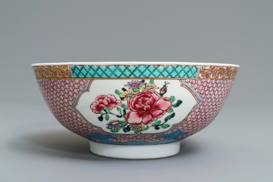 Un bol en porcelaine de Chine famille rose coquille d'oeuf &agrave; d&eacute;cor floral, Yongzheng