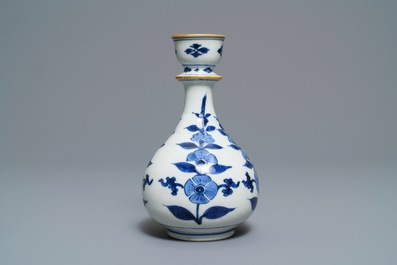 Een Chinese blauwwitte hookah-basis met floraal decor, Kangxi