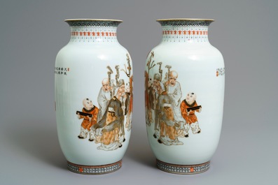 Une paire de vases en porcelaine de Chine grisaille, rouge de fer et dor&eacute;, marque de Qianlong, 20&egrave;me