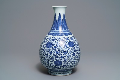 Een Chinese blauwwitte flesvormige vaas met pioenslingers, Qianlong