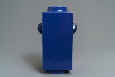 Un vase de type cong en porcelaine de Chine bleu monochrome, 19&egrave;me