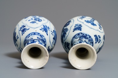 Une paire de vases de forme bouteille en porcelaine de Chine bleu et blanc, Kangxi