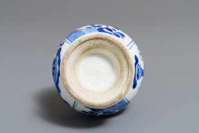 Un aspersoir en porcelaine de Chine bleu et blanc pour le march&eacute; islamique, Kangxi