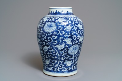 Un vase en porcelaine de Chine bleu et blanc aux rinceaux de pivoines, Kangxi