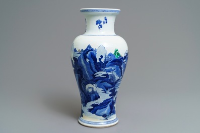 Un vase en porcelaine de Chine bleu et blanc aux accents en vert et aubergine, Kangxi