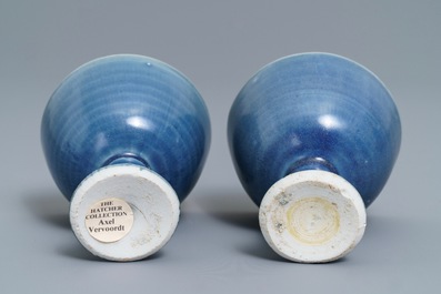 Een paar Chinese monochrome blauwe Hatcher Cargo stem cups, Transitie periode