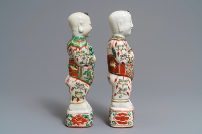 Twee Chinese famille verte figuren van de Hoho broers, Kangxi