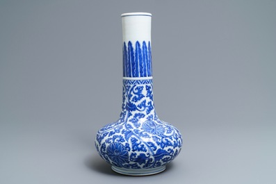 Un vase de forme bouteille en porcelaine de Chine bleu et blanc, Kangxi