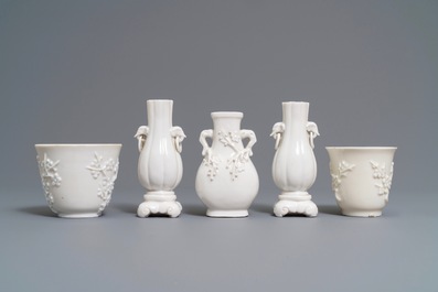 Trois vases et deux tasses en porcelaine blanc de Chine &agrave; d&eacute;cor en relief, Kangxi et apr&egrave;s