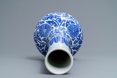 Un vase de forme bouteille en porcelaine de Chine bleu et blanc, Kangxi