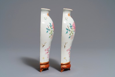 A pair of Chinese wall pocket vases with floral design, Qianlong mark, 19/20th C.