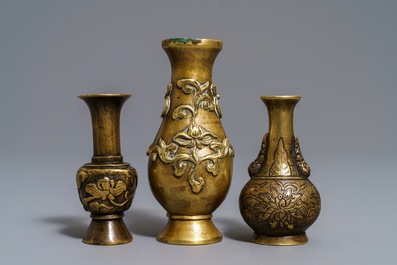 Drie Chinese bronzen miniatuur vaasjes, 17/18e eeuw