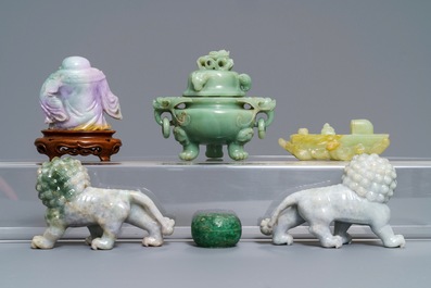 Een gevarieerde collectie Chinese sculptuur in jade en jade&iuml;et, 19/20e eeuw