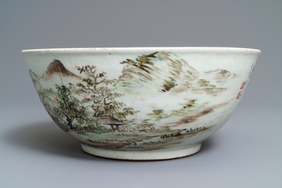 Un grand bol en porcelaine de Chine qianjiang cai &agrave; d&eacute;cor d'un paysage, 20&egrave;me