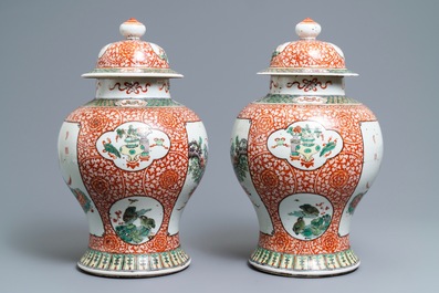 Une paire de vases couverts en porcelaine de Chine famille verte, 19&egrave;me