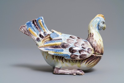 Une terrine couverte en forme de coq en fa&iuml;ence polychrome de Saint-Amand-les-Eaux, France, 18&egrave;me