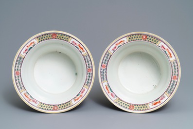 Une paire de jardini&egrave;res de style famille rose en porcelaine de Samson, Paris, 19&egrave;me