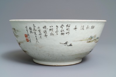 Un grand bol en porcelaine de Chine qianjiang cai &agrave; d&eacute;cor d'un paysage, 20&egrave;me