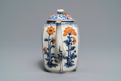 Une grande th&eacute;i&egrave;re en porcelaine de Japon &agrave; d&eacute;cor en bleu, blanc, rouge de fer et dor&eacute;, Edo, 17&egrave;me