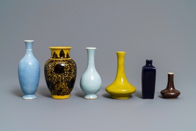 Six vases en porcelaine de Chine monochrome, 19&egrave;me
