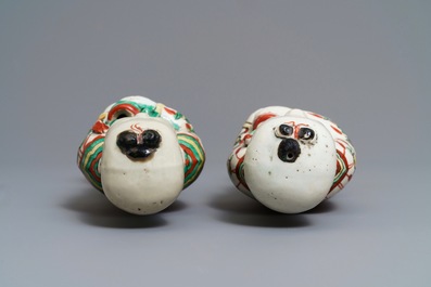 Deux figures des fr&egrave;res Hoho en porcelaine de Chine famille verte, Kangxi