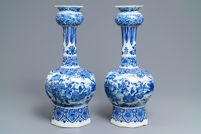 Une paire de grands vases en fa&iuml;ence de Delft bleu et blanc &agrave; d&eacute;cor de chinoiserie, fin du 17&egrave;me