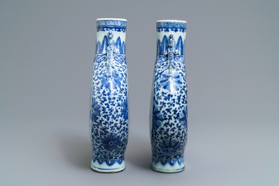 Une paire de vases de forme gourde 'moonflask' en porcelaine de Chine bleu et blanc, 19&egrave;me