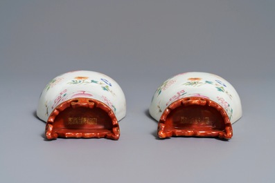 Une paire de vases d&rsquo;applique en porcelaine de Chine famille rose, marque de Qianlong, 19/20&egrave;me