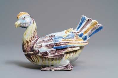 Une terrine couverte en forme de coq en fa&iuml;ence polychrome de Saint-Amand-les-Eaux, France, 18&egrave;me