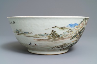 Un grand bol en porcelaine de Chine qianjiang cai &agrave; d&eacute;cor d'un paysage, 20&egrave;me