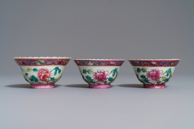 Trois bols en porcelaine de Chine famille rose pour le march&eacute; Peranakan ou Straits, 19&egrave;me